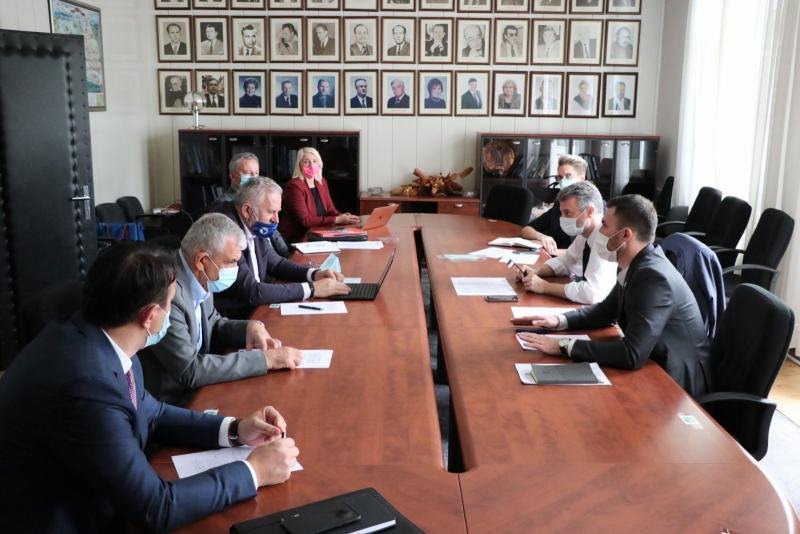 Generaldirektor Salih Lemeš, Vorstandsmitglied des Arbeitgeberverbandes KS, beim Treffen mit Premier Forto und Minister Delić
