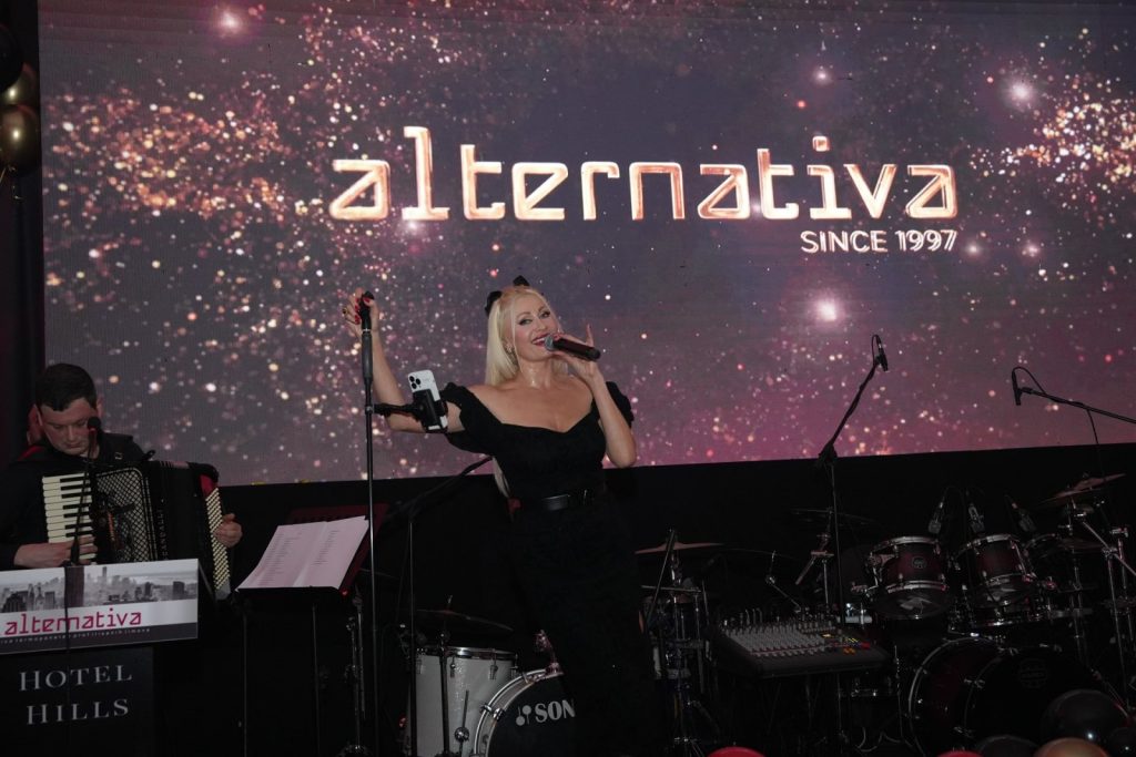 Uposlenici Alternative u veselom duhu ispratili 2023. godinu