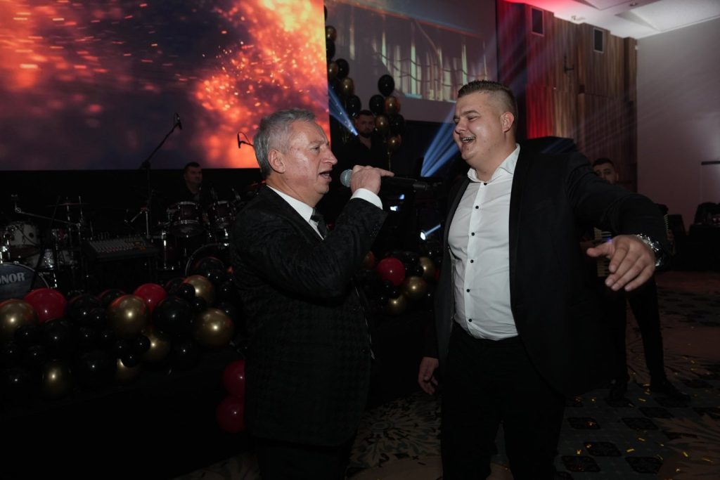 Uposlenici Alternative u veselom duhu ispratili 2023. godinu