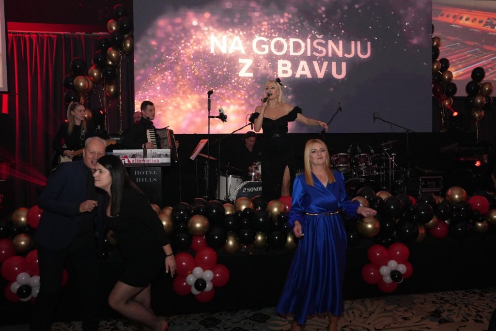 Uposlenici Alternative u veselom duhu ispratili 2023. godinu